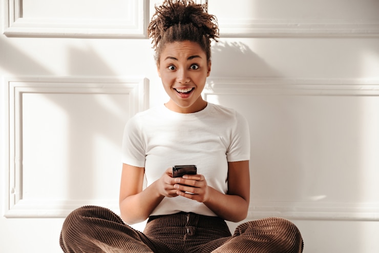 Photo gratuit étonné, tenue femme, smartphone