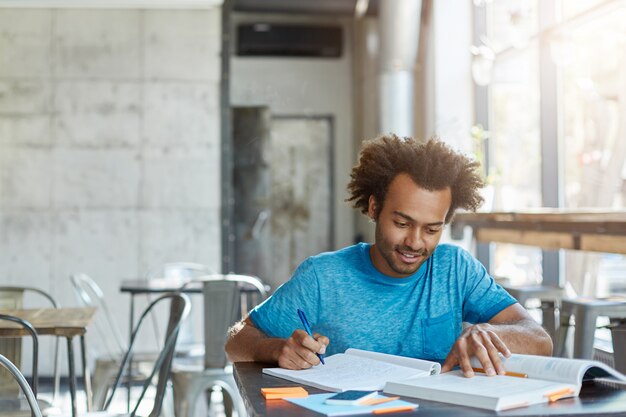 Un étudiant afro-américain excité et travailleur se sent heureux