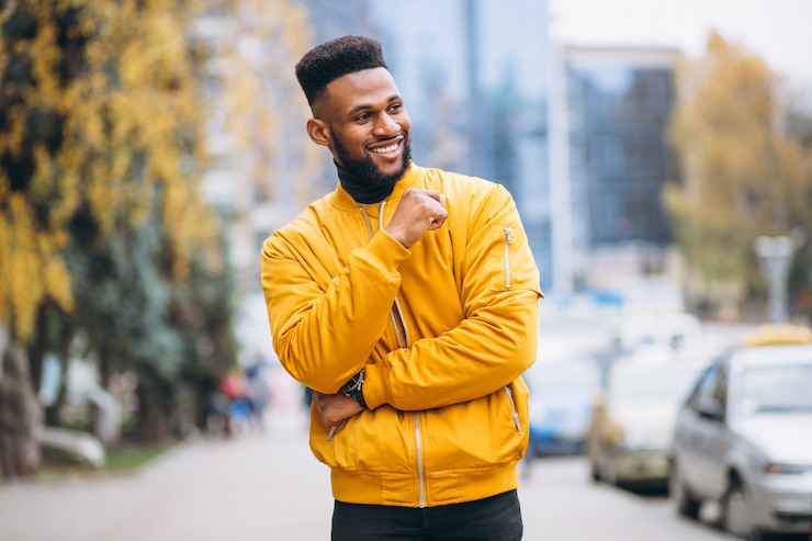 Photo gratuit un étudiant afro-américain marche dans la rue.