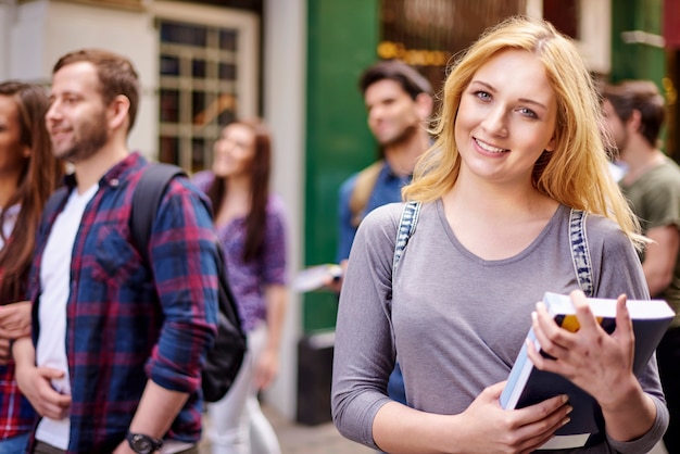 Photo gratuite Étudiant ambitieux tenant ses livres