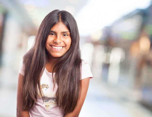 étudiant aux cheveux longs avec un sourire