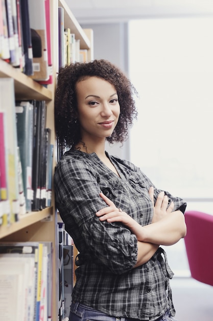 Photo gratuite Étudiant en bibliothèque