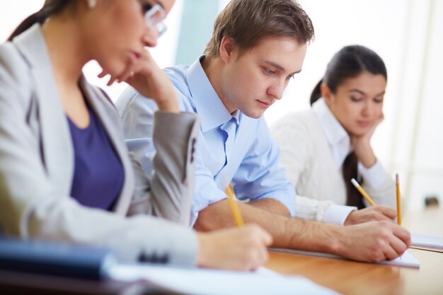 étudiant concentré à écrire son idée