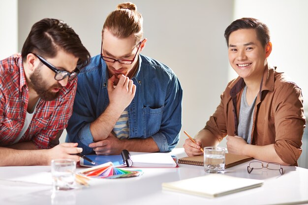 étudiant concentré montrant son ordinateur portable