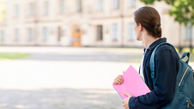 Photo gratuite Étudiant élégant sur le campus en détournant les yeux