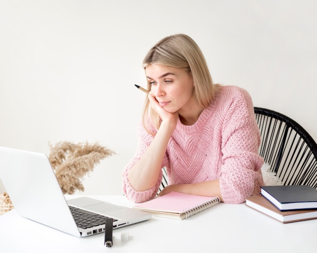 Photo gratuite Étudiant ennuyé à l'écoute des cours concept e-learning