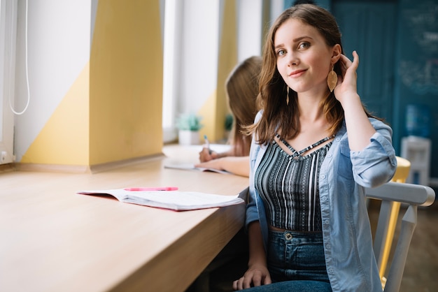 Photo gratuite Étudiant étudiant souriant au bureau