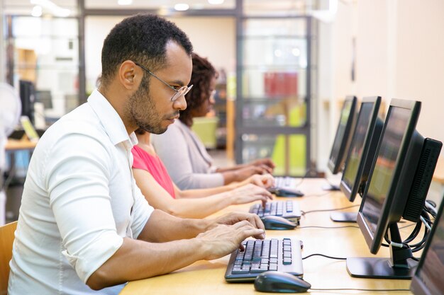 Étudiant extrêmement concentré prenant un test en ligne