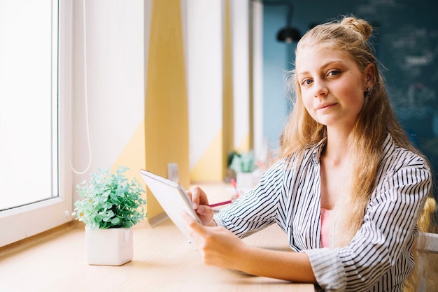 Photo gratuite Étudiant fier avec un cahier