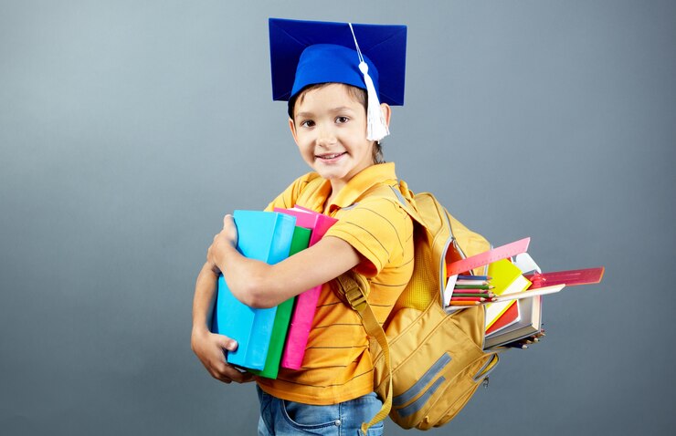 Photo gratuit étudiant heureux avec son sac à dos et des livres