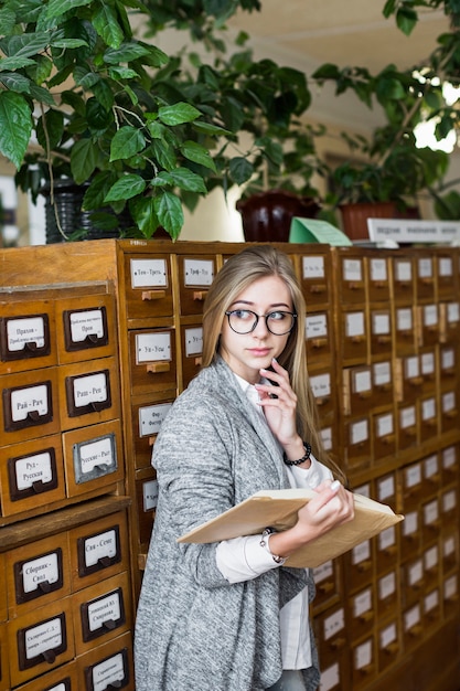 Photo gratuite Étudiant avec livre de réflexion près du catalogue