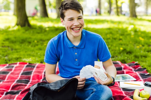 Photo gratuite Étudiant à la pause pour le déjeuner