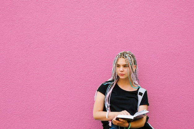 Photo gratuite Étudiant pensif détournant les yeux sur le rose