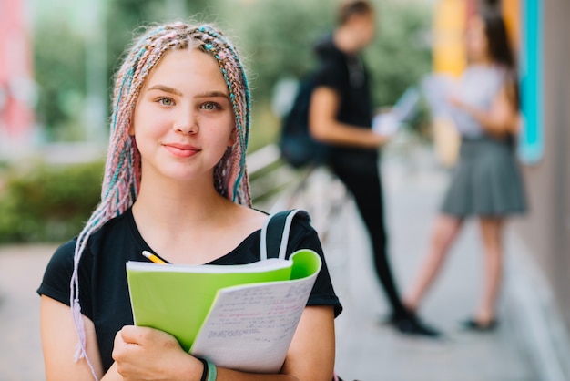 Photo gratuite Étudiant rêveur à l'école