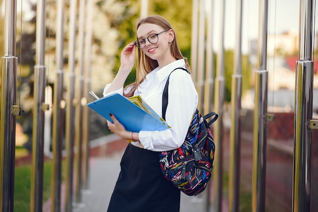 Photo gratuite Étudiant avec un sac à dos sur une cour d'école