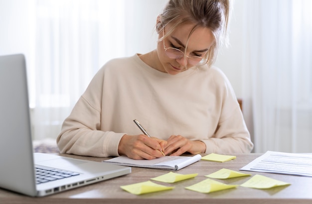 Étudiante Apprenant L'anglais En Ligne