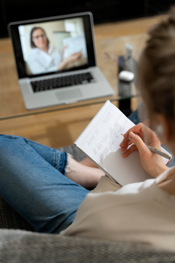 Photo gratuit étudiante écoutant son professeur d'anglais