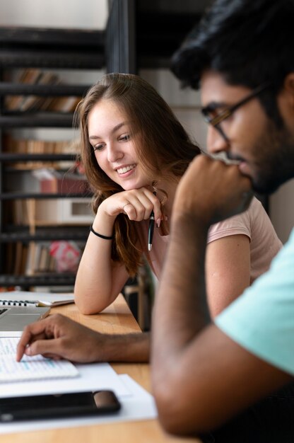 Une étudiante et un garçon étudient ensemble