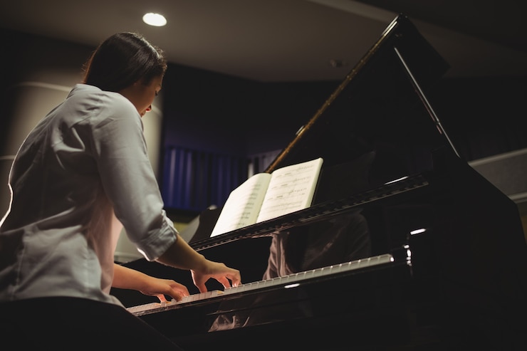 Photo gratuit étudiante jouant du piano