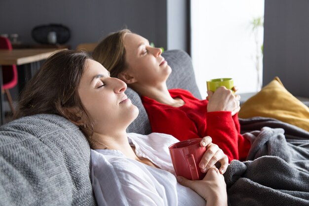 Les étudiantes souffrant de la grippe et rester à la maison