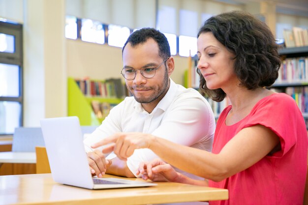 Étudiants adultes positifs effectuant des recherches académiques