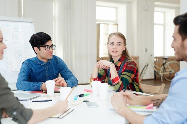 Les étudiants en brainstorming