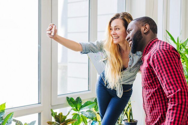 Les étudiants branchés prennent une photo