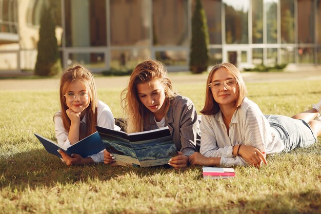 Les étudiants sur le campus avec des livres et des sacs