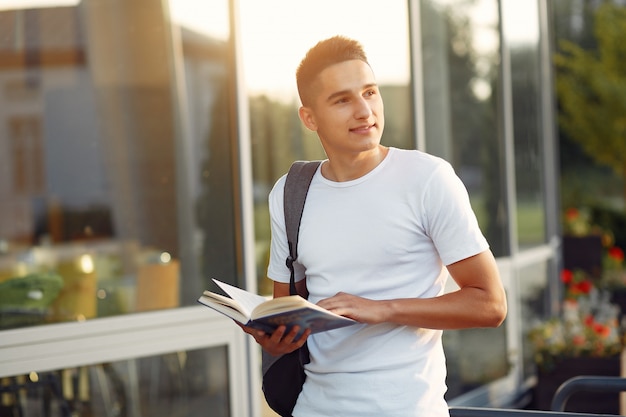 étudiants sur un campus universitaire