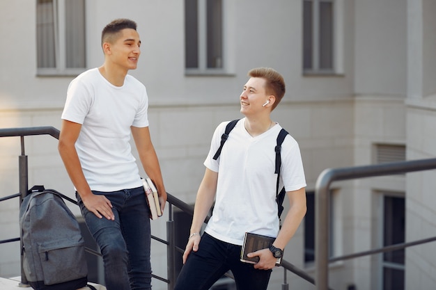 étudiants sur un campus universitaire