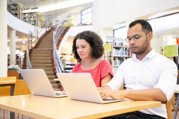 Photo gratuit des étudiants ciblés se soumettant à un test en ligne