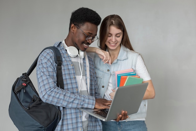 Photo gratuite Étudiants avec coup moyen pour ordinateur portable