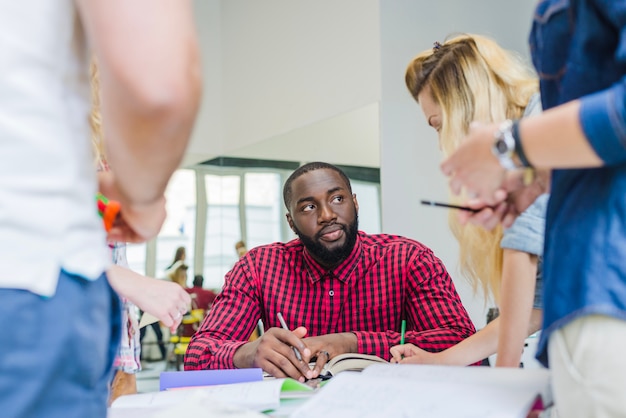 Photo gratuite Étudiants déterminés discutant des sujets