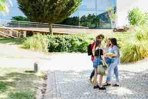 Photo gratuite Étudiants discutant près du bâtiment du campus