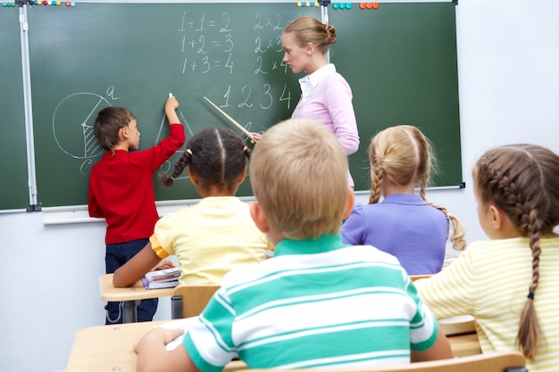 Photo gratuite Étudiants et enseignants sur le tableau noir