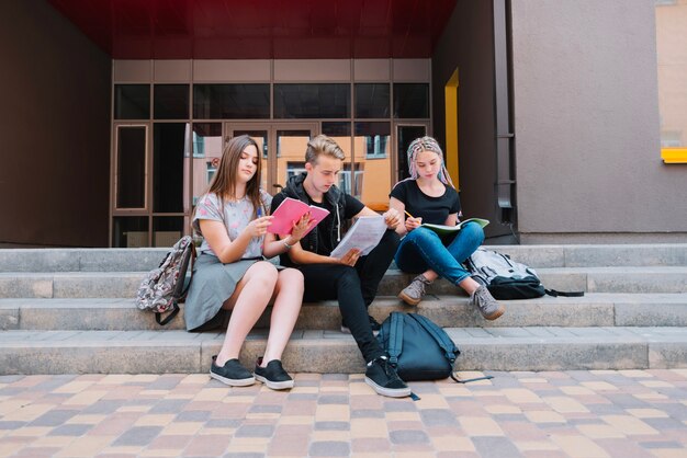 Photo gratuite Étudiants sur les escaliers de l'université