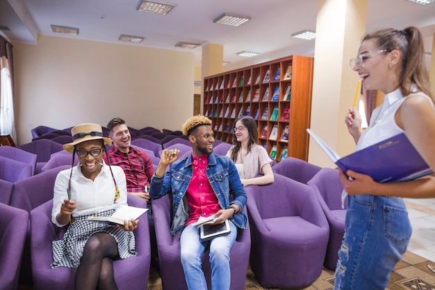 Photo gratuite Étudiants expérimentés partageant des idées