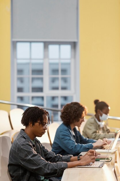 Les étudiants font attention en classe