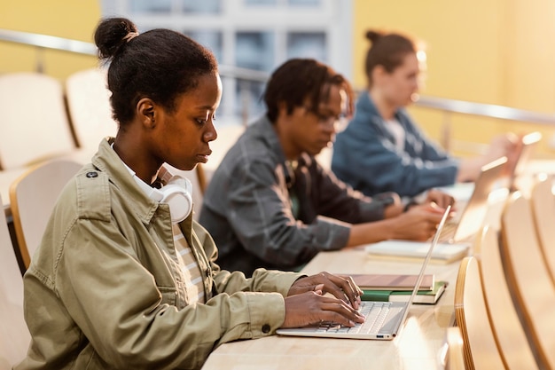 Les étudiants font attention en classe