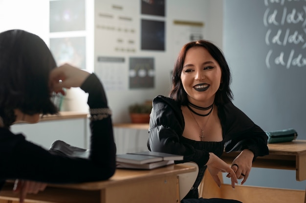 Photo gratuite Étudiants gothiques à l'école dans la salle de classe