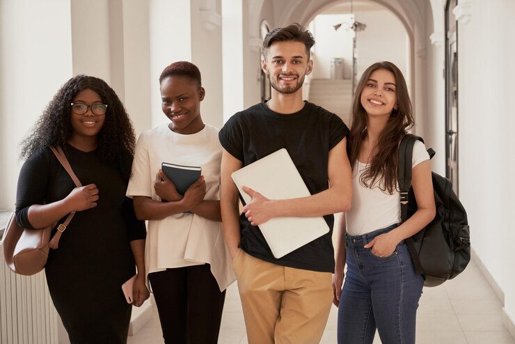 Étudiants heureux avec des sacs à dos
