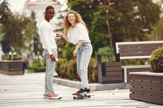 Les étudiants interraciaux s'amusent et rient joyeusement dans le parc