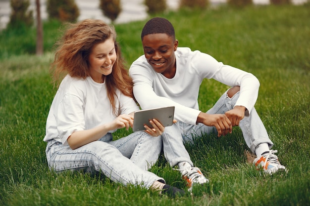 Les étudiants interraciaux s'amusent et rient joyeusement dans le parc