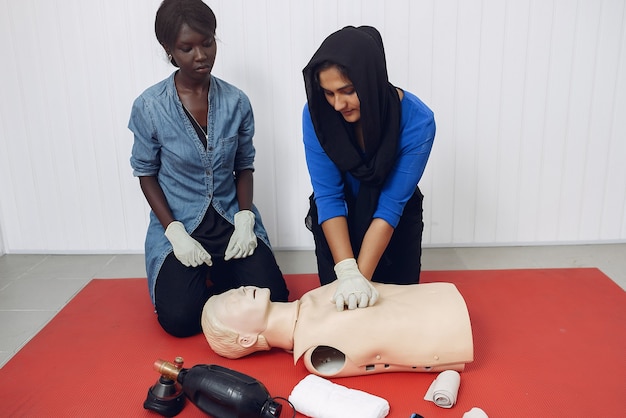 Les étudiants en médecine pratiquent