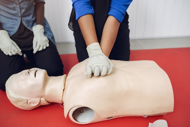 Les étudiants en médecine pratiquent