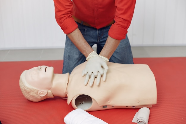 Les étudiants en médecine pratiquent