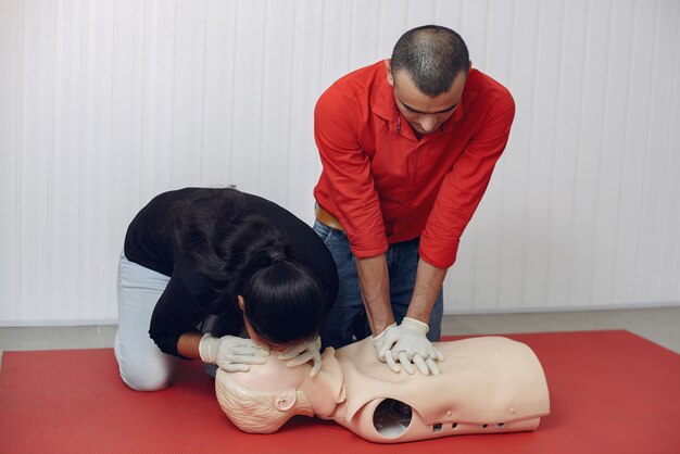 Les étudiants en médecine pratiquent