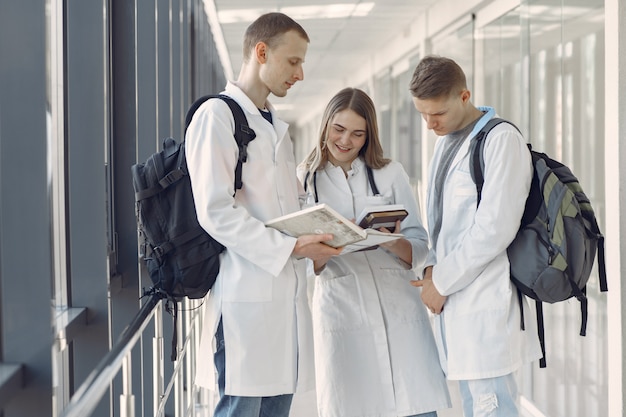 Les étudiants en médecine sont dans le couloir et parlent