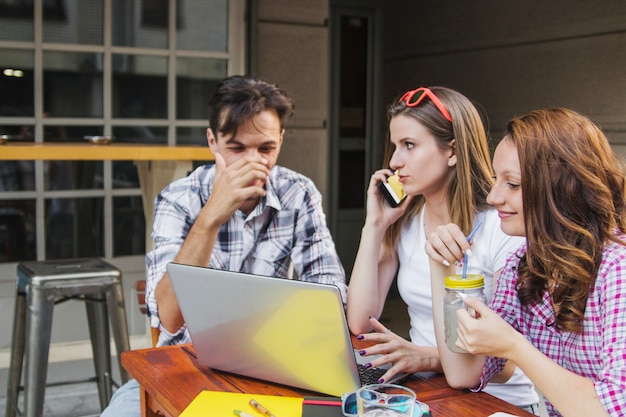 Etudiants avec ordinateur portable et boissons