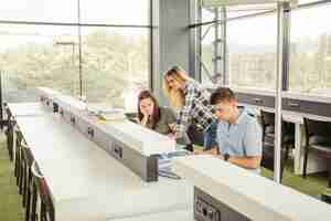 Photo gratuite Étudiants perplexes dans la bibliothèque